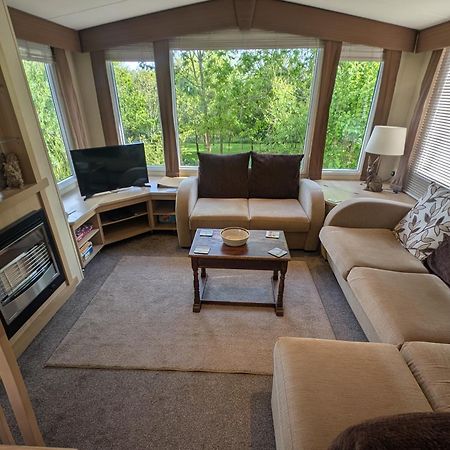 Red Squirrel Holiday Home In The Countryside, 10 Mins To Lligwy Beach Llandyfrydog Exterior photo